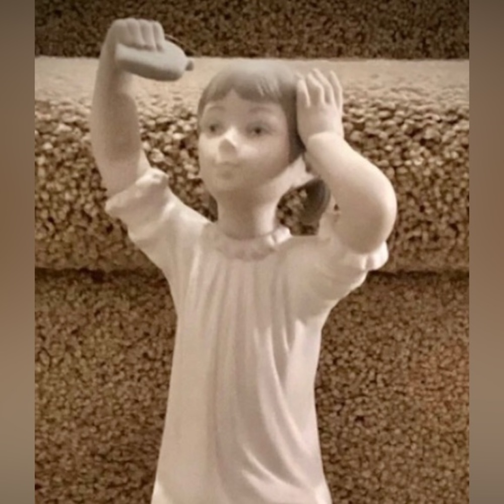 Lladro #1148 RARE MATTE FINISH Girl Washing Hair Girl Shampooing Hair—Porcelain